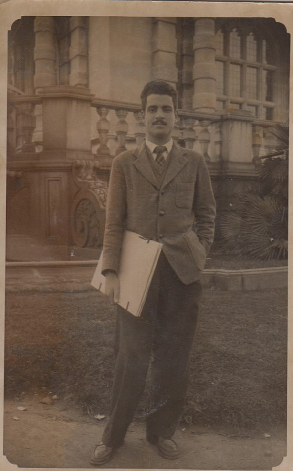 Quino en su juventud cuando llegó a Buenos Aires y vendió su primer dibujo. Quino en su juventud cuando llegó a Buenos Aires y vendió su primer dibujo.