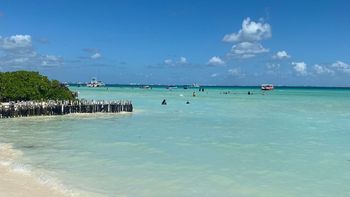 La playa caribeña que ofrece un escenario de postal donde el azul turquesa alcanza matices irreales La playa caribeña que ofrece un escenario de postal donde el azul turquesa alcanza matices irreales