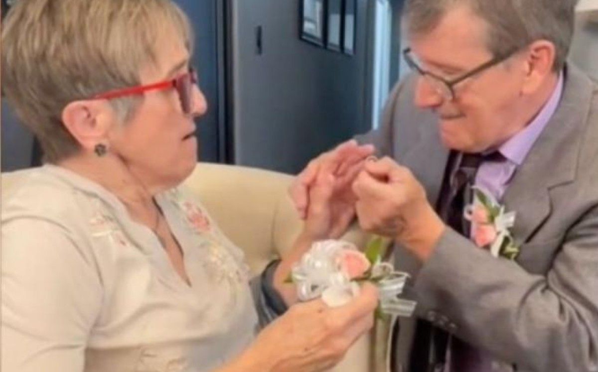 Video: su esposa tiene Alzheimer y le pide casamiento todas las semanas