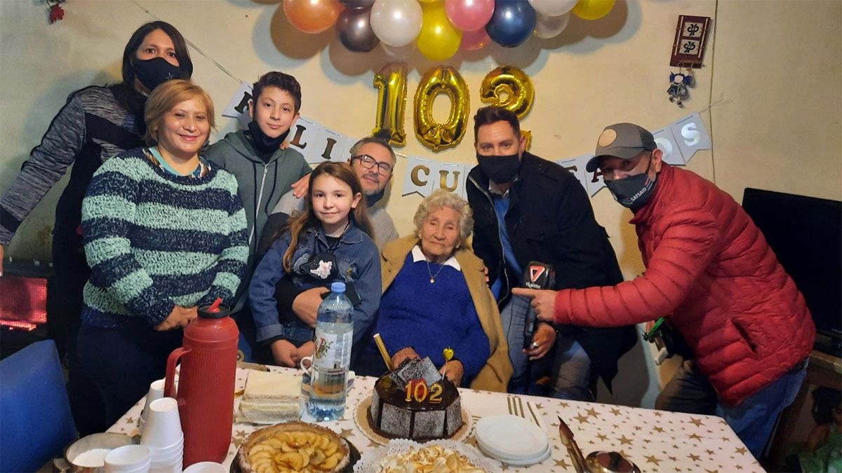 Clarita, en su festejo sorpresa al cumplir 102 años, con sus familiares e integrantes de Canal 7 Mendoza.