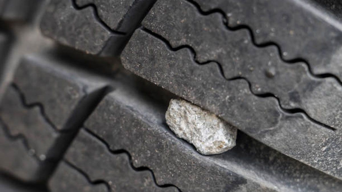 Las piedras metidas en el dibujo de las ruedas, no deja de ser un potencial peligro. Foto: gentileza istockphoto.