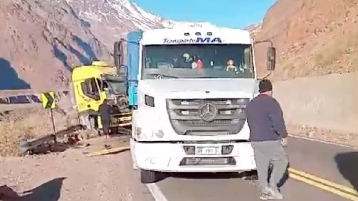El accidente ocurrió en Cortaderas, cerca de Uspallata. El camionero sufrió fracturas en sus dos piernas.