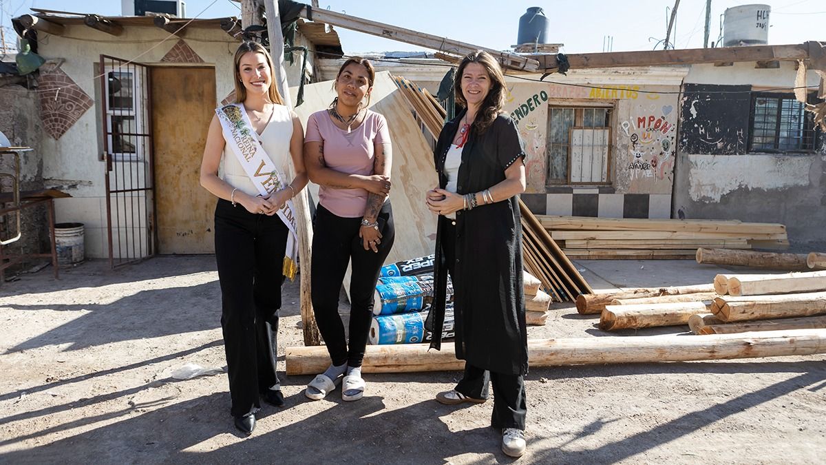 La Reina Nacional de la Vendimia, Alejandrina Funes junto a Shirley Torres y Gabriela Alé, directora ejecutiva de la Fundación Grupo América.