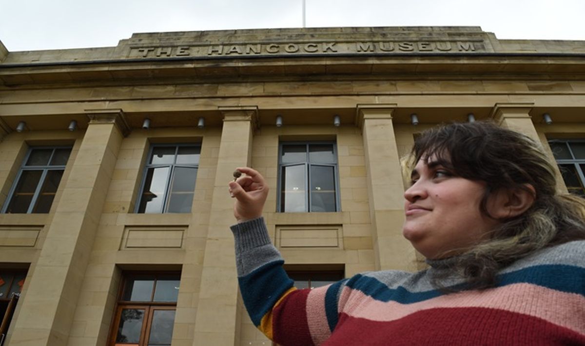 La estudiante con su sorprendente descubrimiento.