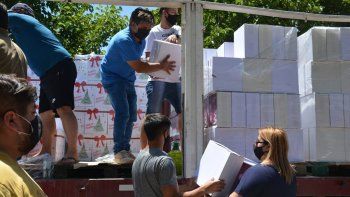 El intendente de La Paz repartió cajas navideñas y vouchers a todos los vecinos