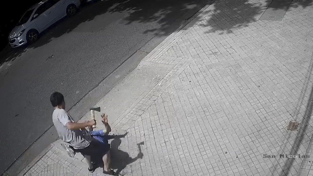 Violento ataque. Video: un hombre atacó a otro con un hacha en la calle.