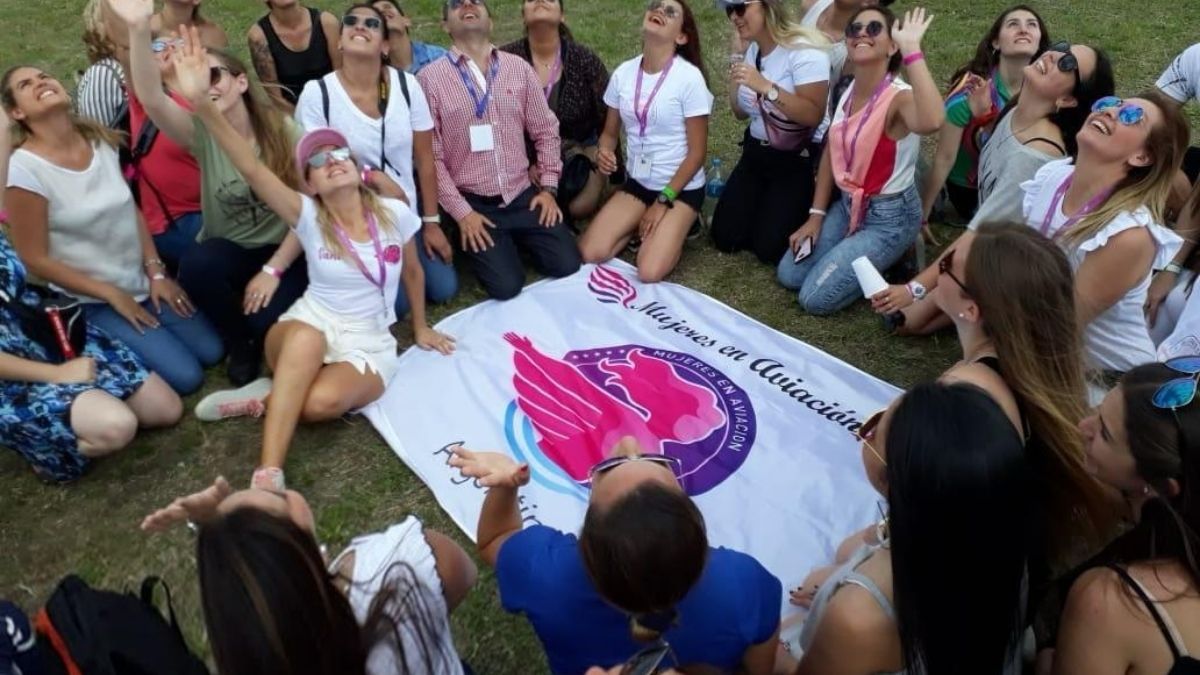 El 9 de diciembre de 2018, las mujeres aeronáuticas se reunieron por primera vez, y crearon esta asociación que lucha por el lugar de las mujeres en un rubro en el que siempre predominaron los varones