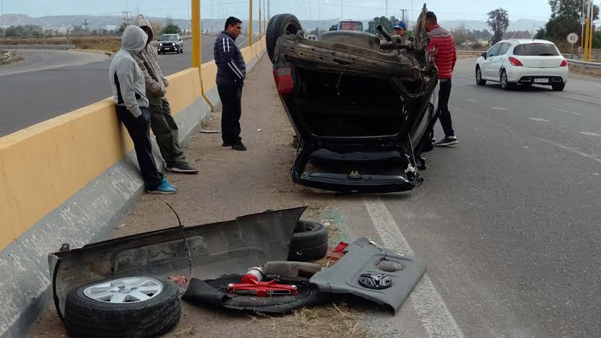 Impacto y vuelco de Gol en Paso y Acceso Sur de Luján de Cuyo.