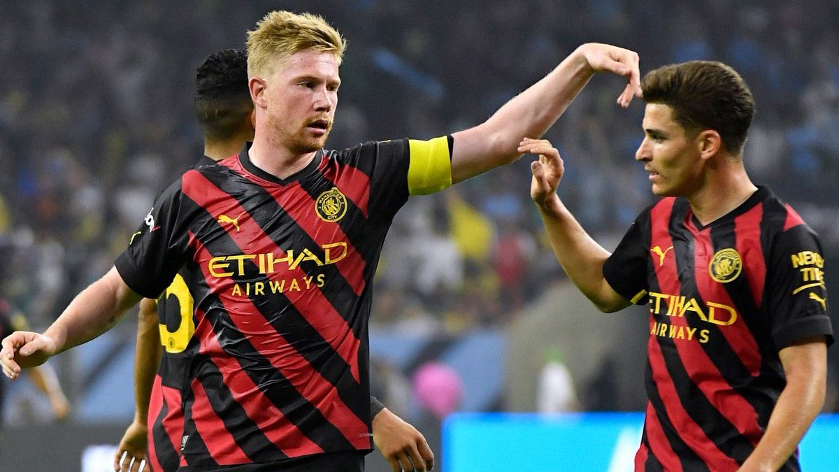 Kevin De Bruyne y Julián Álvarez, jugando para el Manchester City.