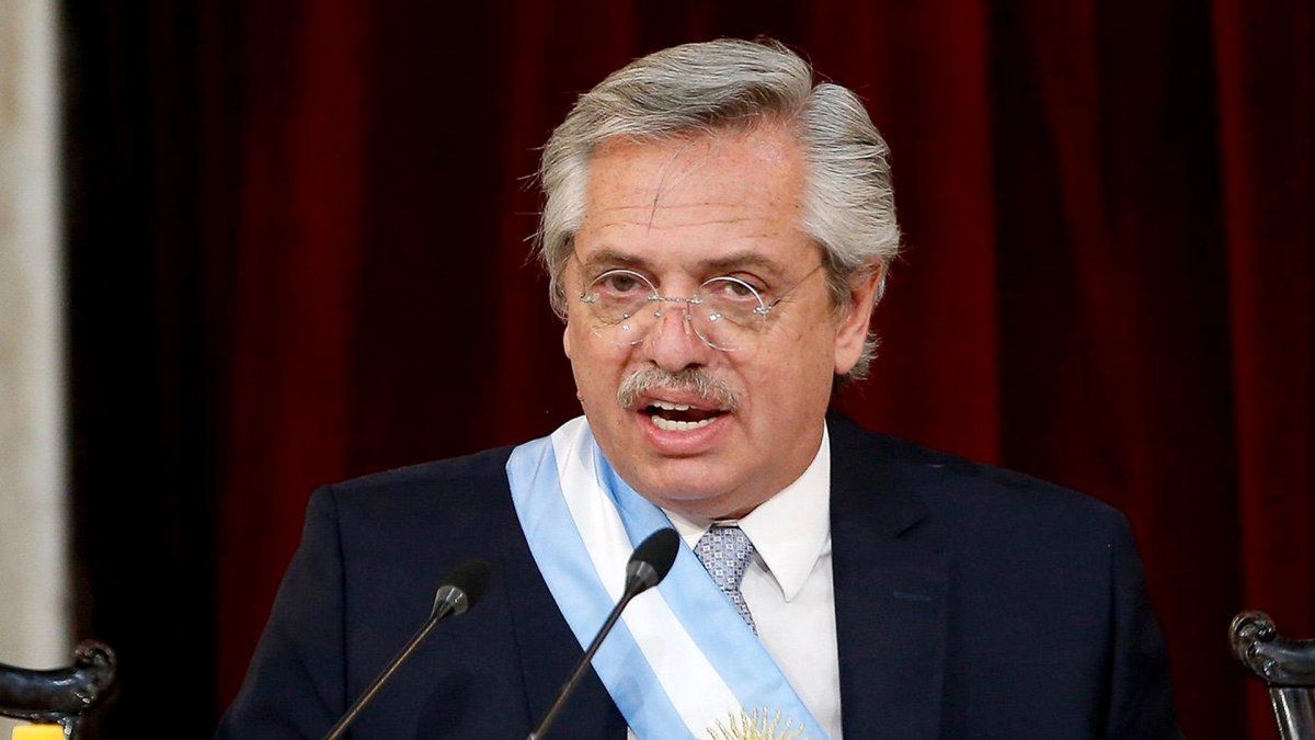 El Presidente Alberto Fernández participa de una reunión del comité de vacunación.