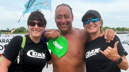 Gustavo Oriozabala, el mejor nadador de aguas abiertas del mundo, junto a sus hijas.