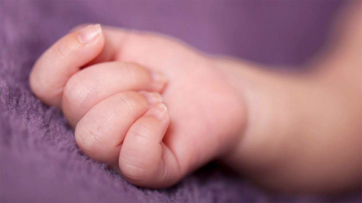 Detenido por fracturarle el brazo a su bebé de 6 meses y golpear a su pareja