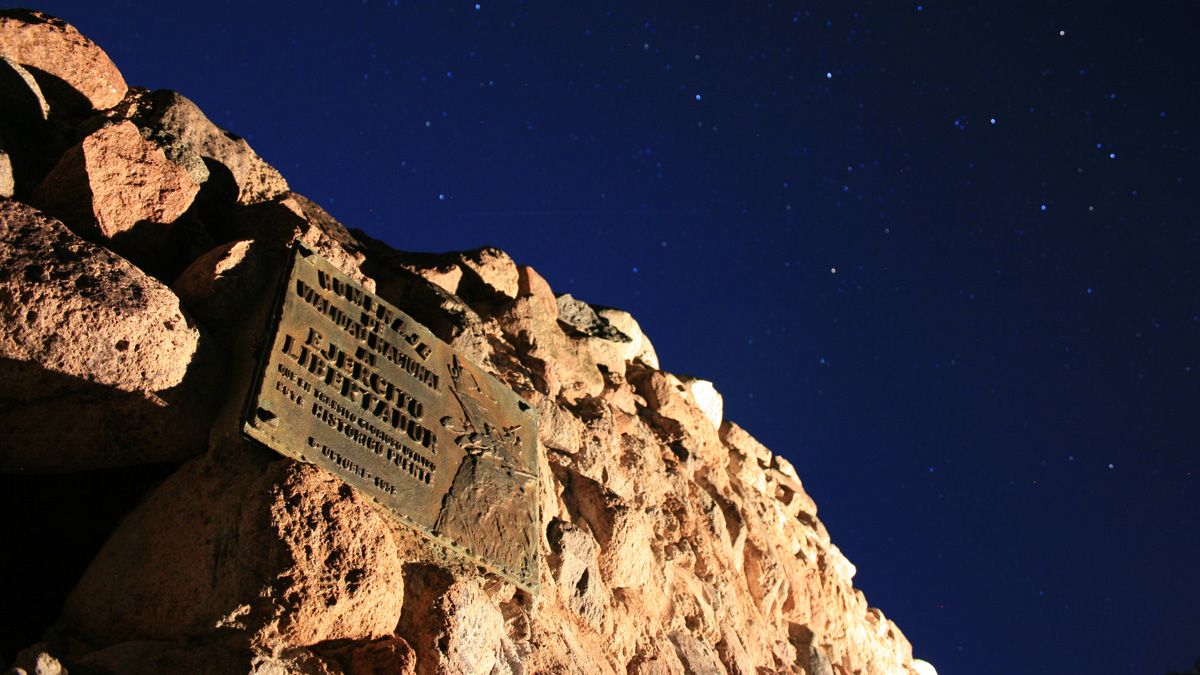 Imagen nocturna del Puente de Picheuta. Foto: Fernando Martínez/Diario UNO