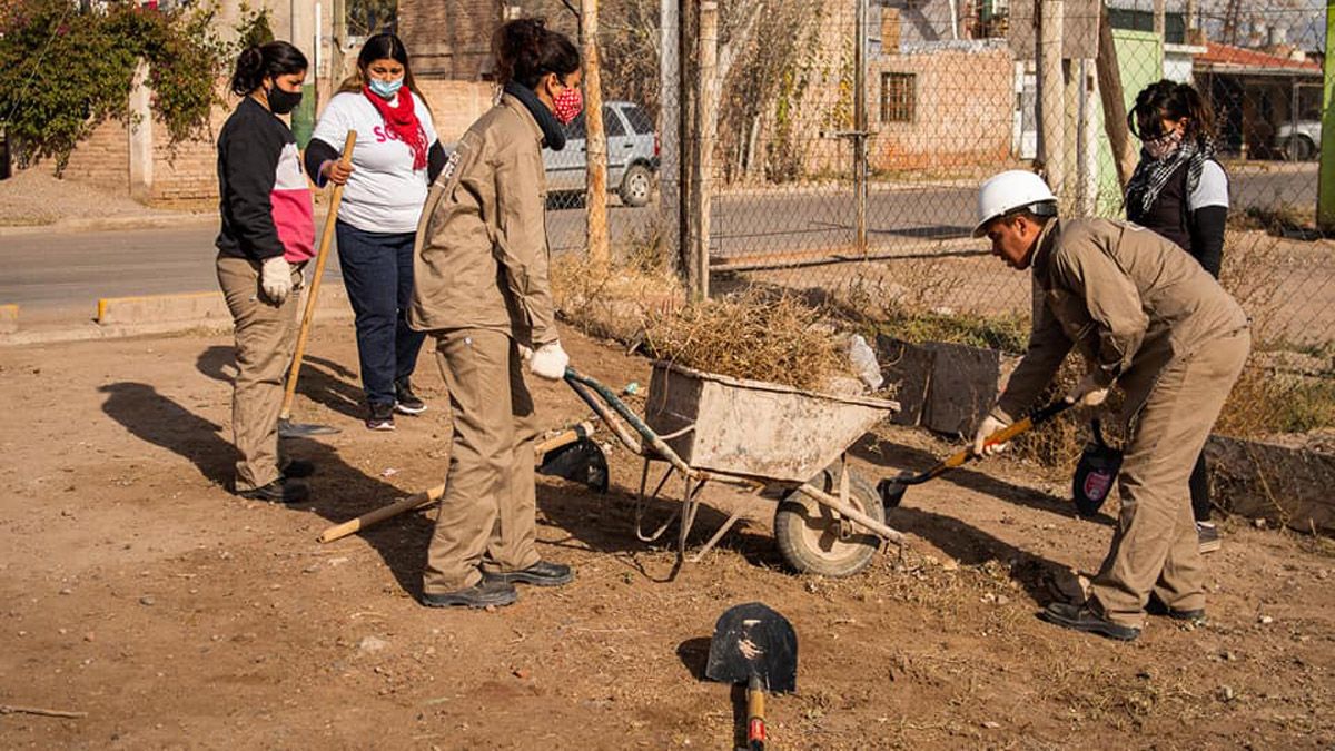 Mujeres y hombres del Movimiento Evita, involucrados en trabajos de construcción.