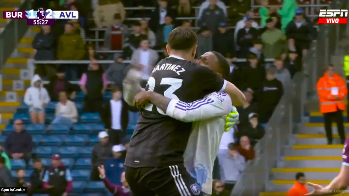 Emiliano Dibu Martínez celebra el segundo gol del Aston Villa, anotado por Watkins con una asistencia suya. Emiliano Dibu Martínez celebra el segundo gol del Aston Villa, anotado por Watkins con una asistencia suya.