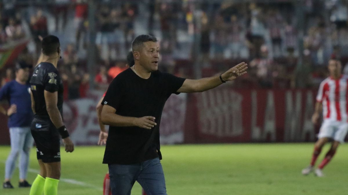 Diego Flores tiene todo acordado para asumir en Gimnasia La Plata que no tiene puntos en el Torneo Apertura. Diego Flores tiene todo acordado para asumir en Gimnasia La Plata que no tiene puntos en el Torneo Apertura.