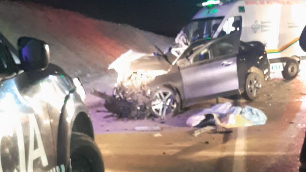 El frente del Kia Cerato con patente chilena quedó prácticamente reducido a chatarra. Gran operativo en la ruta 7 para asistir a los heridos. El frente del Kia Cerato con patente chilena quedó prácticamente reducido a chatarra. Gran operativo en la ruta 7 para asistir a los heridos.