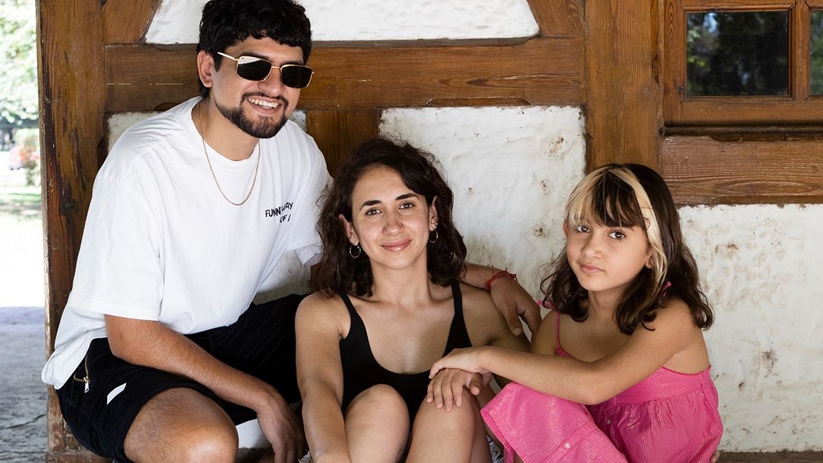 Joaquín (33) es sesionista, arreglador, productor musical. Julieta (34) es coach vocal, compositora, música, cantante. La Jose sigue los pasos de sus padres. Joaquín (33) es sesionista, arreglador, productor musical. Julieta (34) es coach vocal, compositora, música, cantante. La Jose sigue los pasos de sus padres.