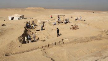 Hallaron un gran barco faraónico bajo las arenas olvidadas de Egipto