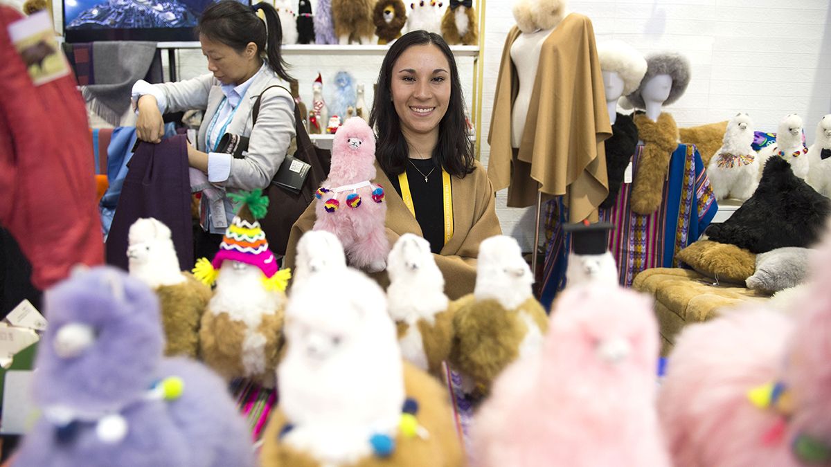 Una jóven peruana exhibe productos de lana de alpaca en la Exposición Internacional de Importaciones de China en Shanghai en 2019. WANG SIWEI / XINHUA  