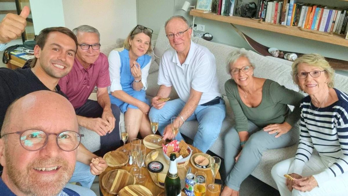 Francisco, segundo desde la izquierda, junto al doctor Paul Werker, jefe de Cirugía Plástica; la dra. Vera Van Alst, cirujana plástica; dr. John Barker (a quien considera su mentor) y las esposas de éstos últimos. Francisco, segundo desde la izquierda, junto al doctor Paul Werker, jefe de Cirugía Plástica; la dra. Vera Van Alst, cirujana plástica; dr. John Barker (a quien considera su mentor) y las esposas de éstos últimos.