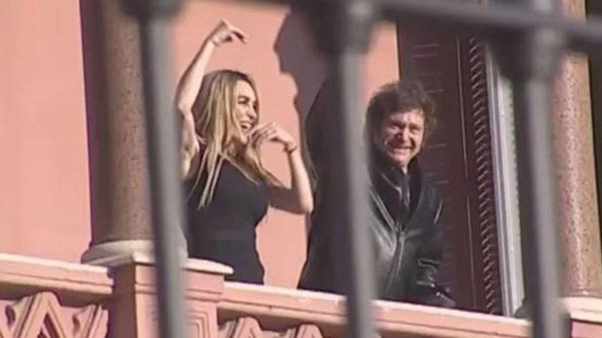 Novios. Fátima Florez fue a la Casa Rosada a visitar a Javier Milei y luego ambos saludaron a la gente desde el balcón. Novios. Fátima Florez fue a la Casa Rosada a visitar a Javier Milei y luego ambos saludaron a la gente desde el balcón.