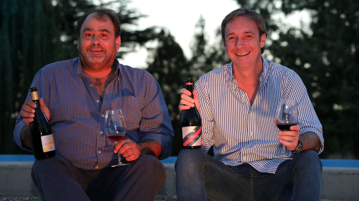 Socios para el éxito. José Pepe Reginato, el enólogo, y Fernando Gabrielli, el Flaco. Ambos son responsables de la calidad de los vinos y espumantes de la bodega Boutique El Relator, premiada por la AEM.