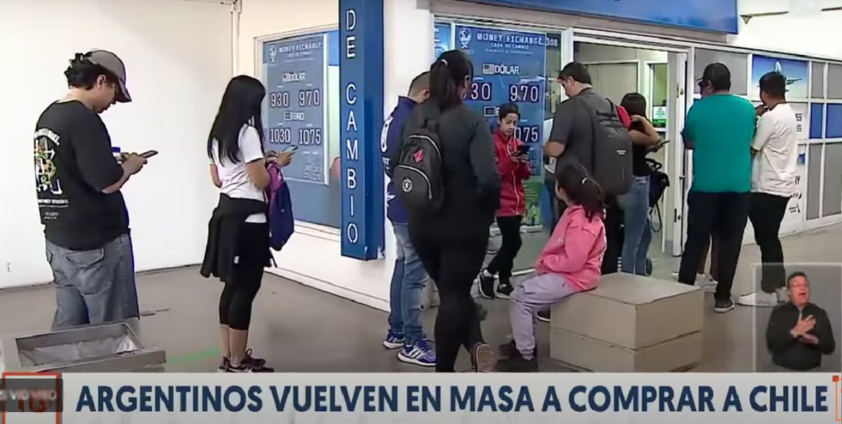 La televisión chilena dio cuenta de la ola de mendocinos en su capital, y mostró las largas filas en las casas de cambio de divisas. La televisión chilena dio cuenta de la ola de mendocinos en su capital, y mostró las largas filas en las casas de cambio de divisas.