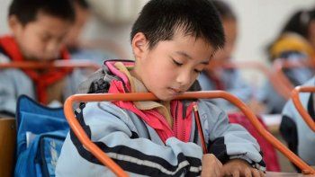 China diseñó extraños pupitres para prevenir la miopía en los estudiantes