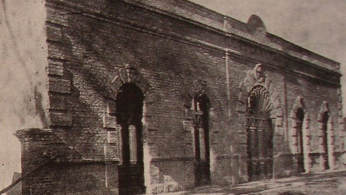 Imagen antigua del frente de Casa Grande, publicada por Marisa Uceda.