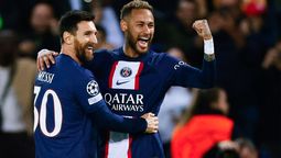 Messi y Neymar festejan uno de los goles del PSG, que pasó a los octavos de final de la Champions League.