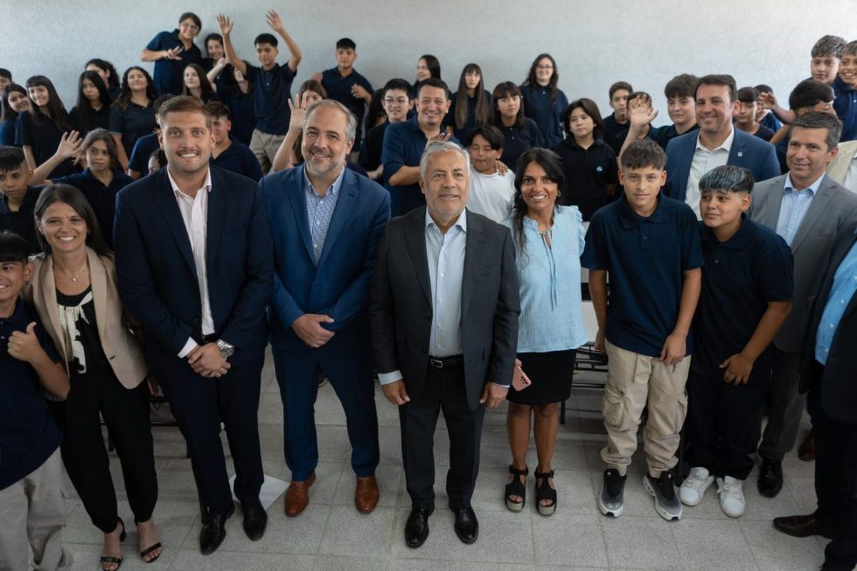 Convivencia política. Dirigentes radicales y peronistas unidos para la foto junto a estudiantes de la nnueva escuela Alejandro Bermejo, de Maipú.