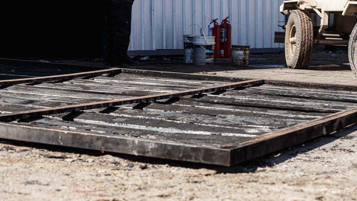 Un portón como este fue en que cayó sobre una policía de Bomberos del Cuartel Central que trabajó en el incendio. Un portón como este fue en que cayó sobre una policía de Bomberos del Cuartel Central que trabajó en el incendio.