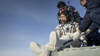 Volvió a la Tierra la mujer que batió el récord de permanencia en el espacio