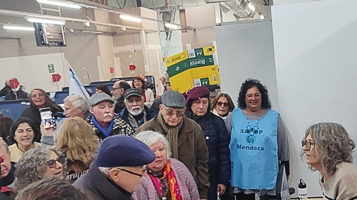 Así protestaban los jubilados dentro de la sede del PAMI Mendoza. Así protestaban los jubilados dentro de la sede del PAMI Mendoza.