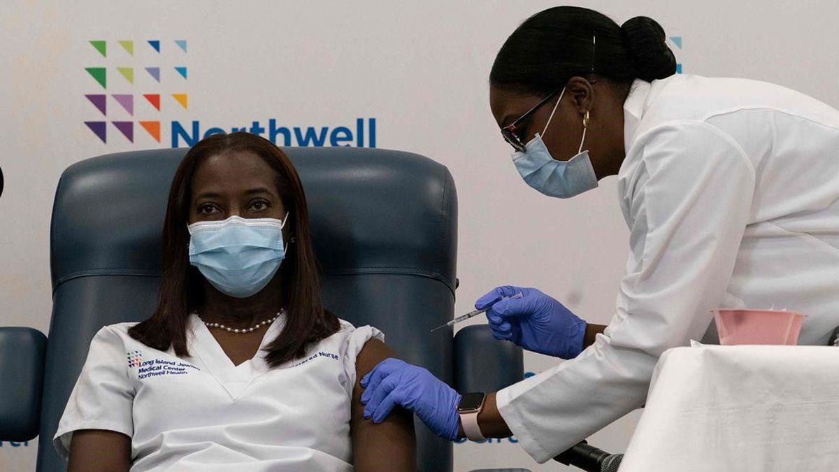 La enfermera Sandra Lindsay, en Nueva York, fue la primera en recibir la vacuna Pfizer contra el coronavirus.&nbsp;