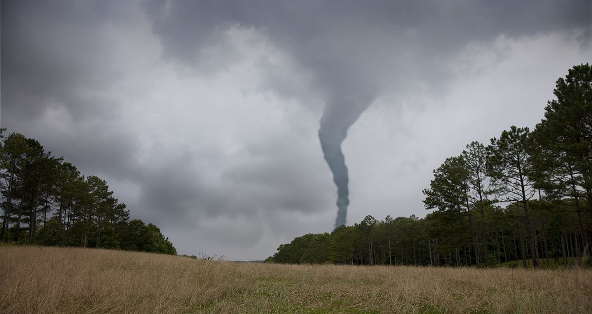 Toma las medidas necesarias para cuidarte del tornado