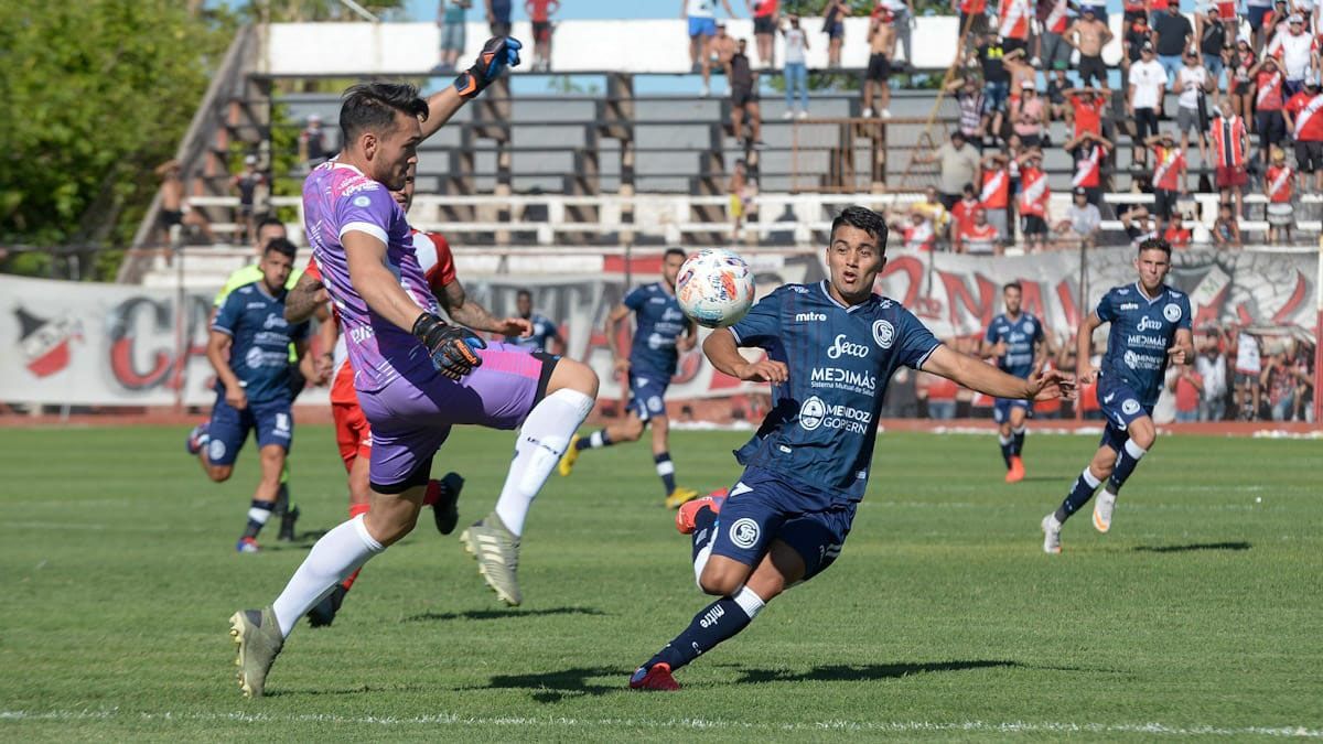 El arquero Juan Pablo Cozzani tuvo su debut en el Deportivo Maipú ante Independiente RIvadavia.