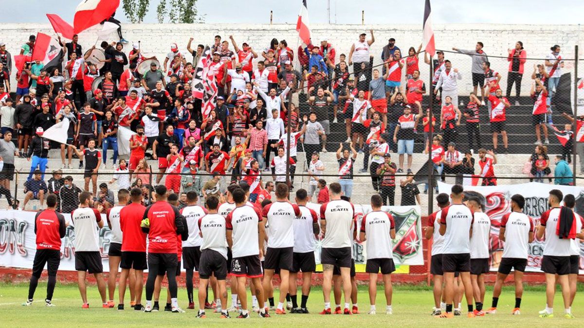 Los hinchas del Deportivo Maipú hicieron un emotivo banderazo.