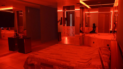 Terminaron mal. Tres policías armaron un trío sexual en un telo pero la fiesta terminó con botellas rotas y escándalo.