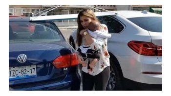 Abandonó a su bebé en un auto para desayunar con amigas