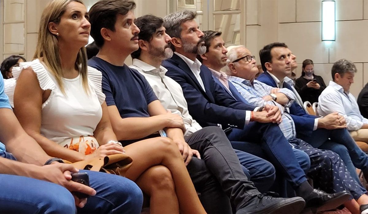 Ulpiano Suarez al centro de la imagen, junto al diputado Andrés Lombardi. Más hacia la derecha se ve el intendente de Godoy Cruz, Tadeo García Zalazar.