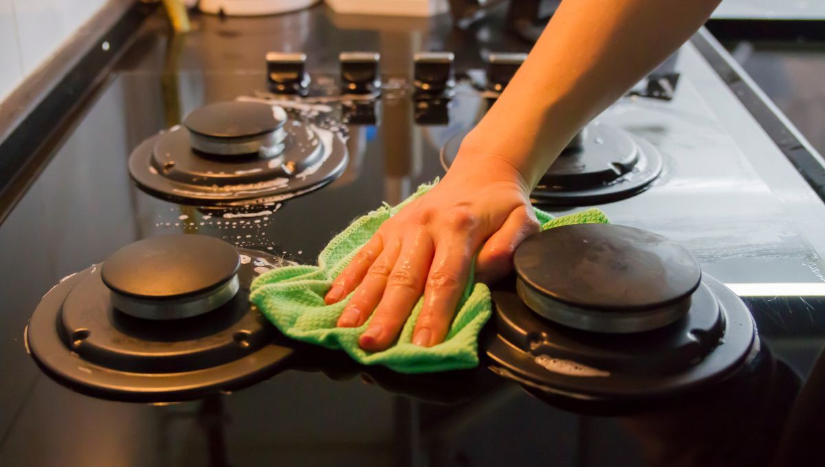 El truco de limpieza que ayuda a limpiar y desengrasar toda la cocina en pocos minutos
