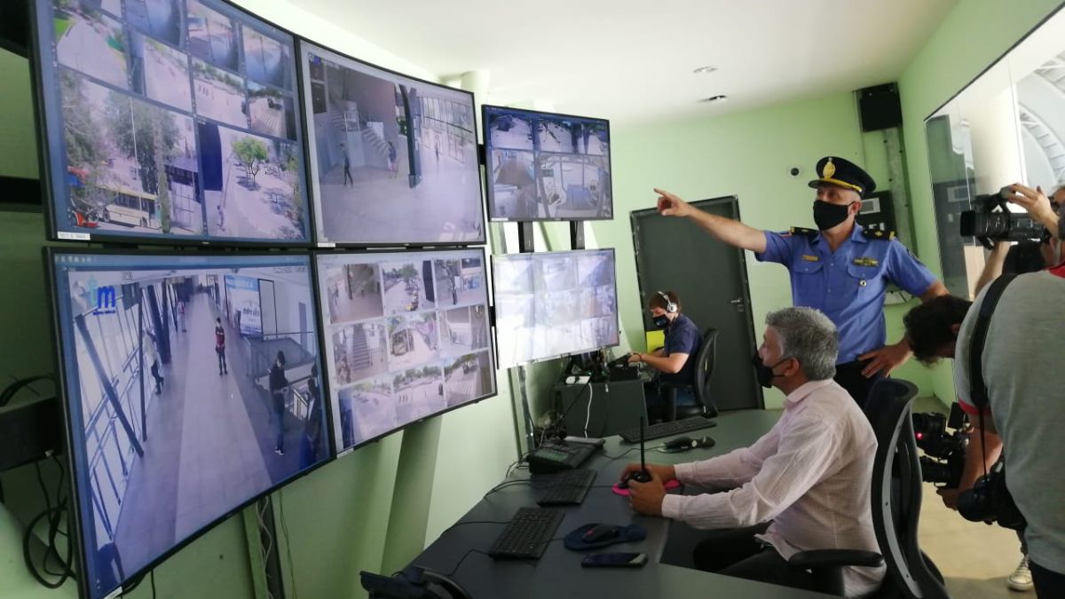 La terminal cuenta con un centro de control, desde donde se monitorean las 42 cámaras, que permiten ver quienes trasgreden las medidas sanitarias, y además se puede medir la temperatura corporal de los pasajeros.