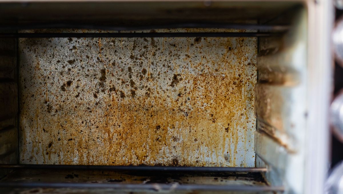 Trucos para limpiar la grasa pegada en el horno. Trucos para limpiar la grasa pegada en el horno.