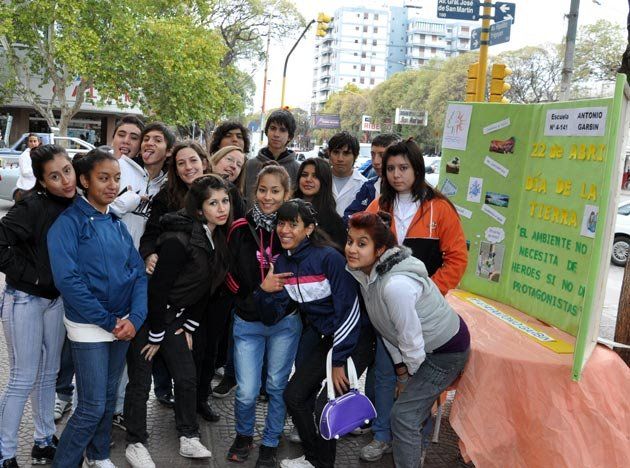 Alumnos de la escuela Garbín repartieron folletos por el día mundial de la tierra