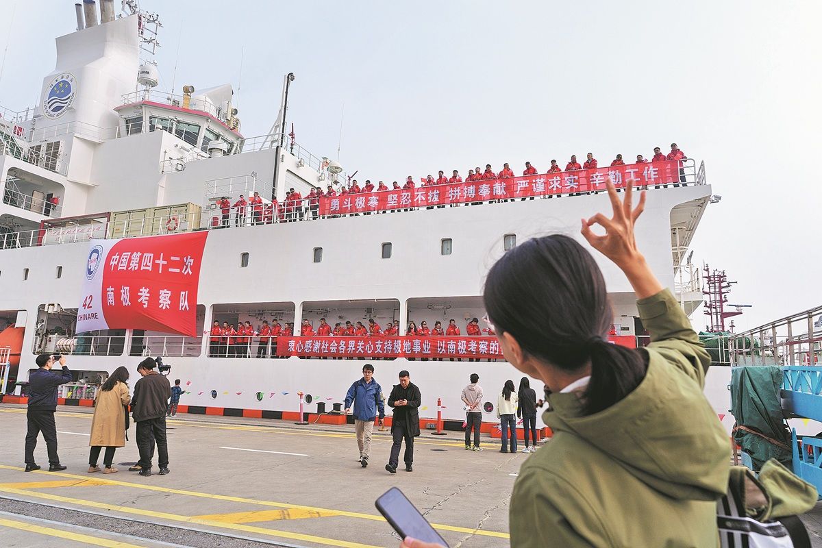 Miembros de la 42ª expedición antártica saludan desde el Xuelong 2 antes de zarpar de Shanghai, el 1 de noviembre. GAO ERQIANG / CHINA DAILY
