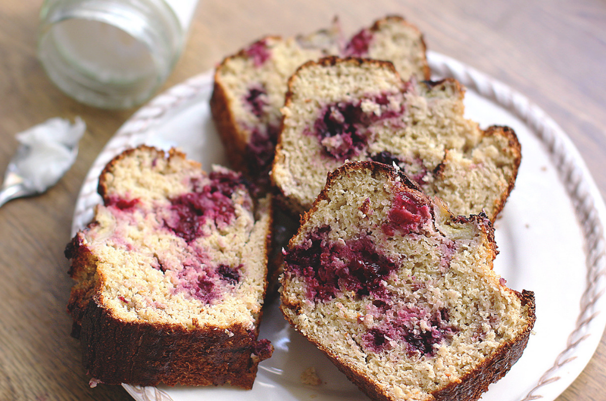 Budín proteico de frutos rojos y yogur, una de las recetas dulces más saludables. Budín proteico de frutos rojos y yogur, una de las recetas dulces más saludables.