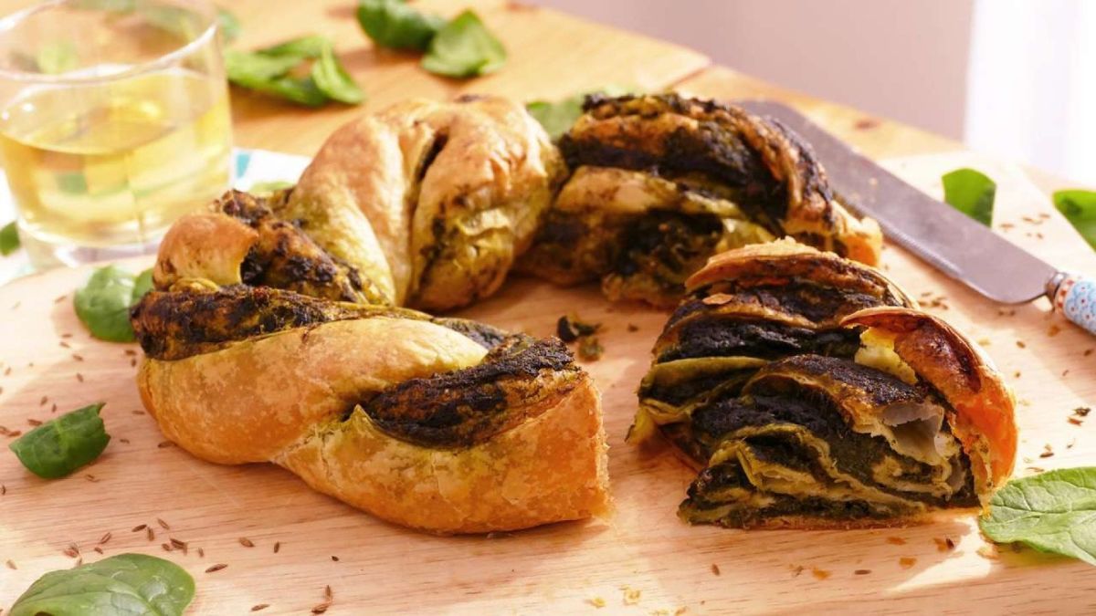 La corona de hojaldre salada es una receta exquisita para disfrutar en diciembre. Se prepara rápido y es decorativa de la mesa navideña. La corona de hojaldre salada es una receta exquisita para disfrutar en diciembre. Se prepara rápido y es decorativa de la mesa navideña.