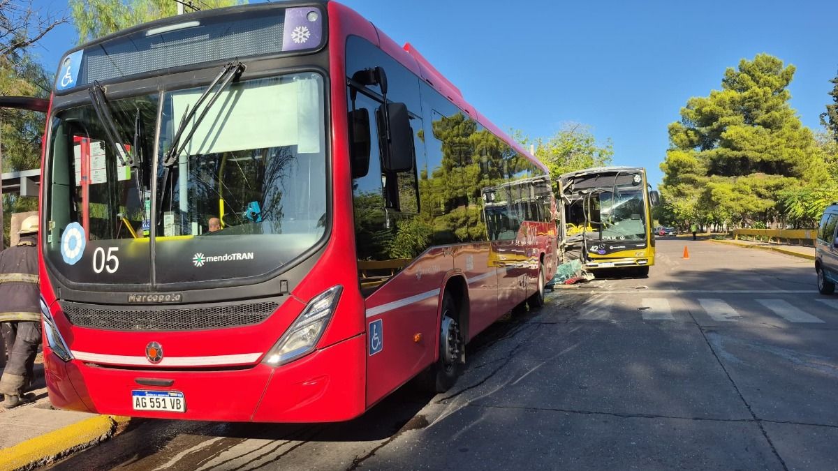 Testigos contaron que el micro que iba adelante circulaba a baja velocidad cuando fue impactado desde atrás por el otro rodado. El accidente afectó el tránsito en la zona. Testigos contaron que el micro que iba adelante circulaba a baja velocidad cuando fue impactado desde atrás por el otro rodado. El accidente afectó el tránsito en la zona. 
